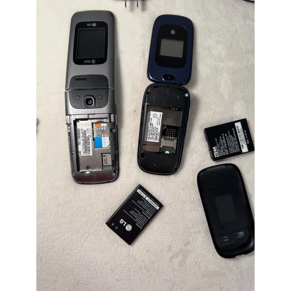 AT&T Flip Phone Lot with Charger